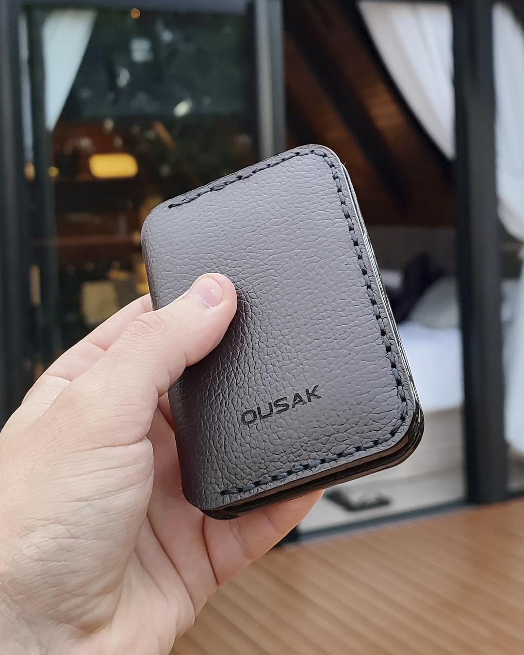 Carteira Ousak feita em couro legitimo e costurado a mão, feita para durar