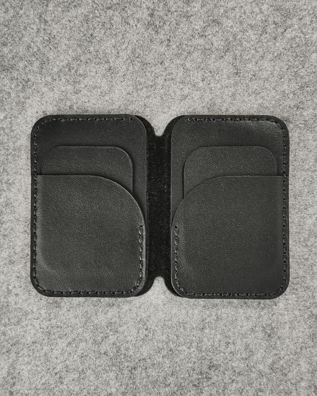 Carteira Ousak feita em couro legitimo e costurado a mão, feita para durar